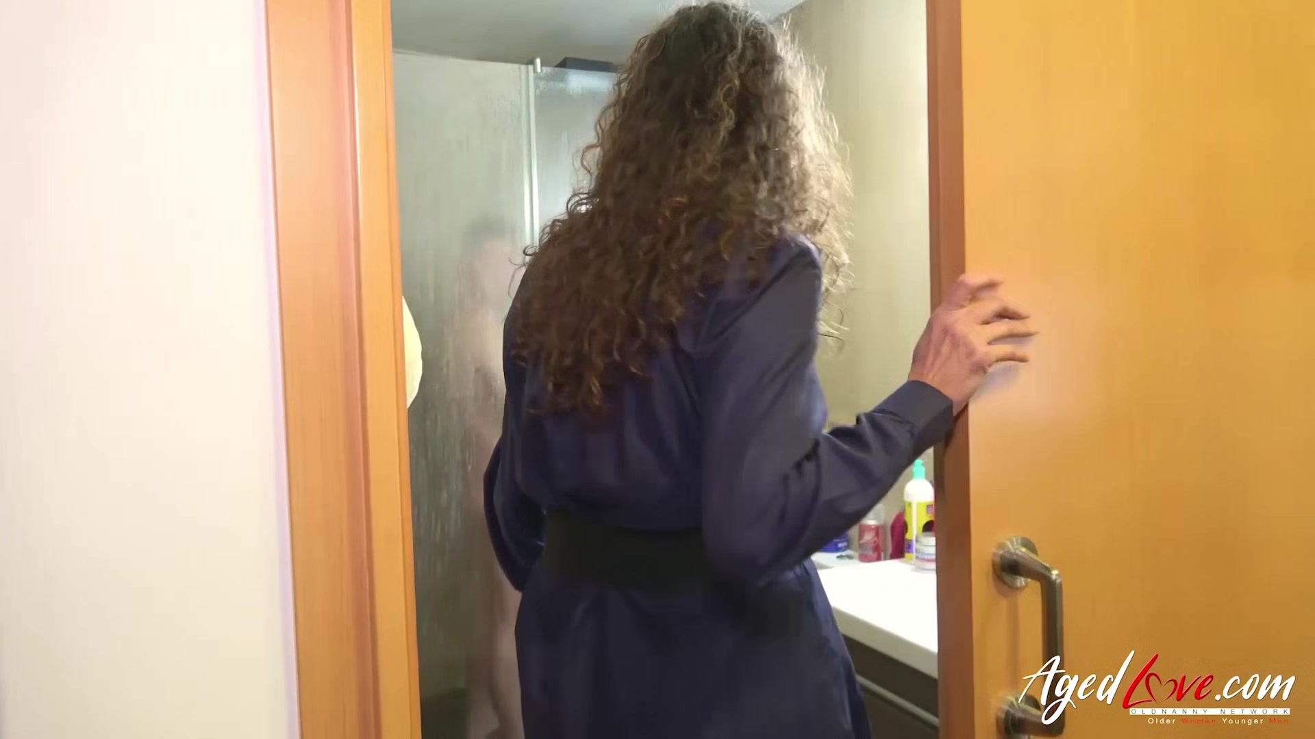 AGEDLOVE Woman sucks big dick in hot and humid sauna