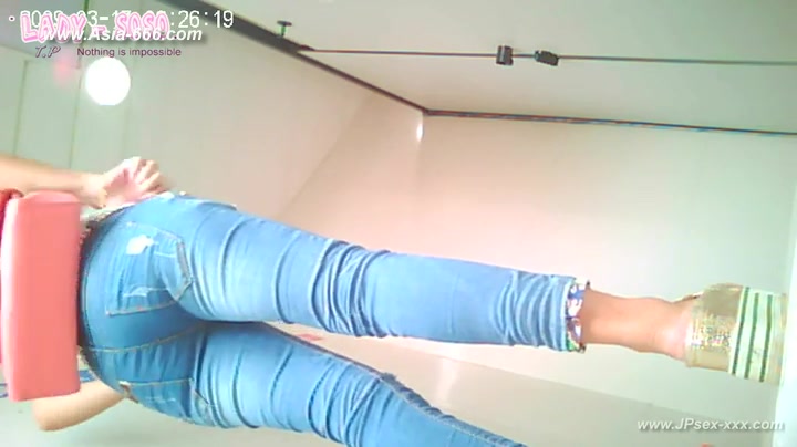 chinese girls go to toilet.30