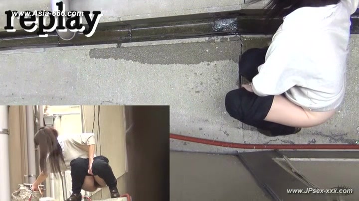 japanese girl peeing outdoor.41