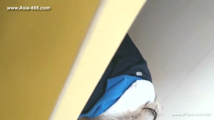 chinese girls go to toilet.124