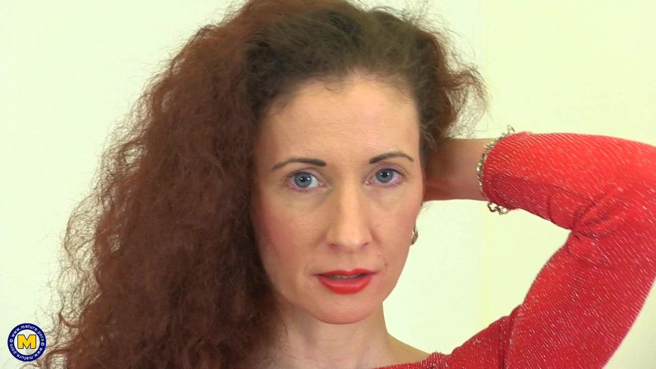 Mature Housewife Loves To Play With Her Sex Toys - MatureNl