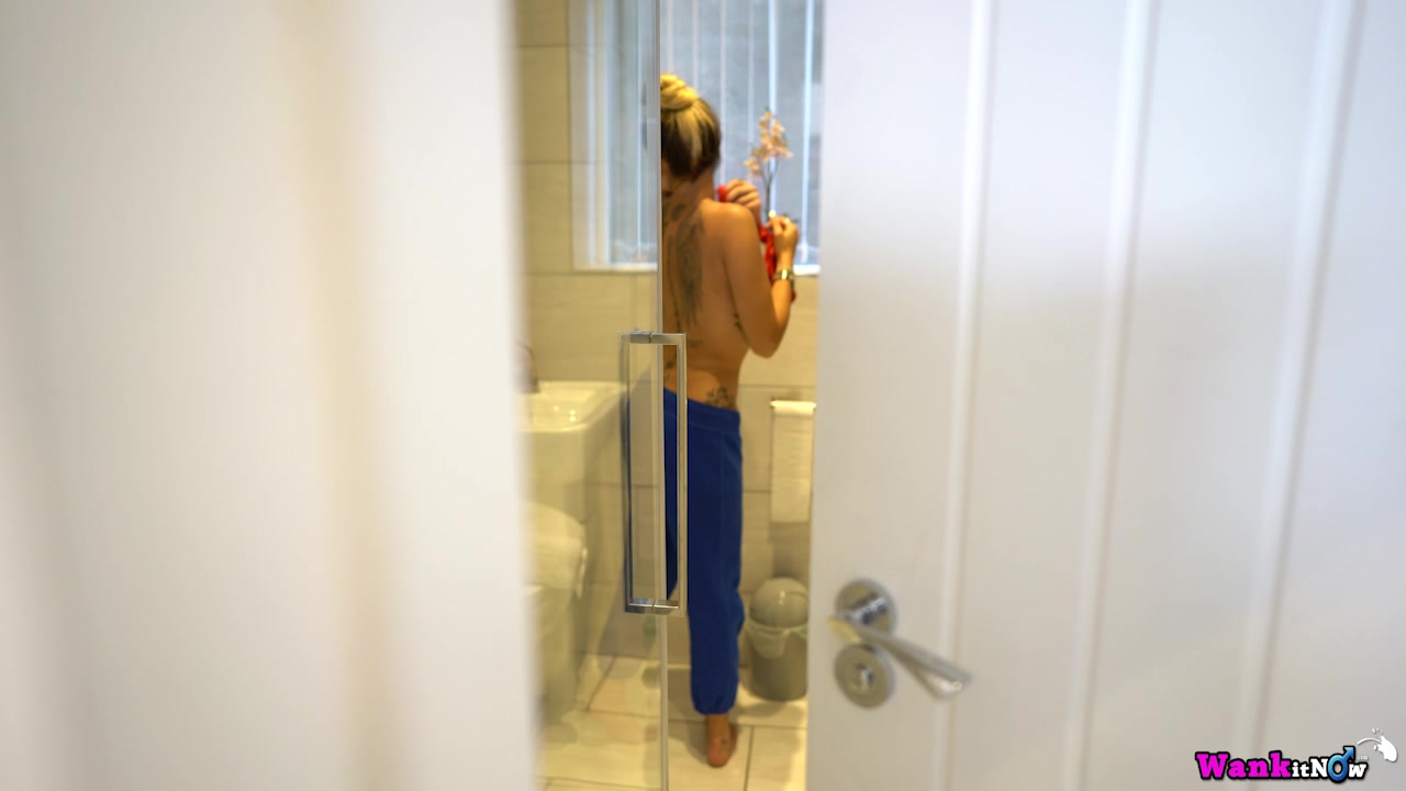 Selene - Naughty Shower Wank - Sexy Videos - WankitNow