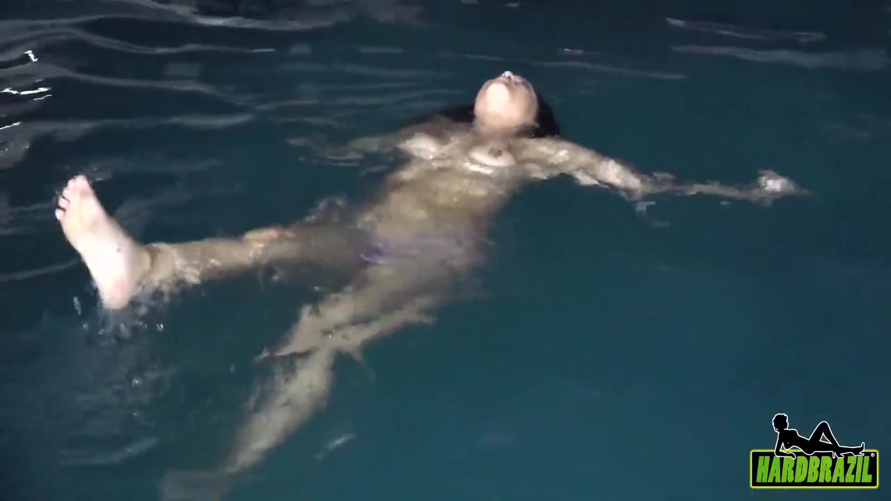 Jeniffer Matrix In Nadando Pelada Na Piscina 3 Min