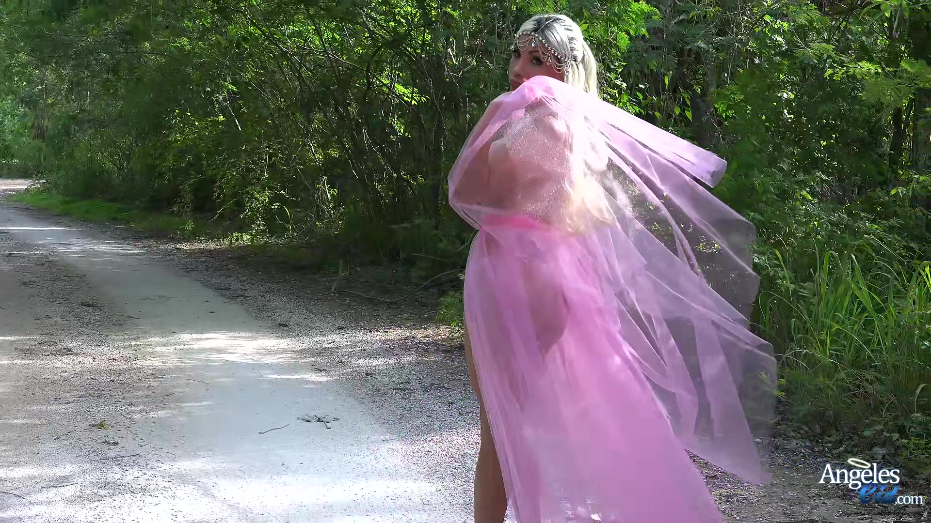 Getting naked outdoors - AngelesCid