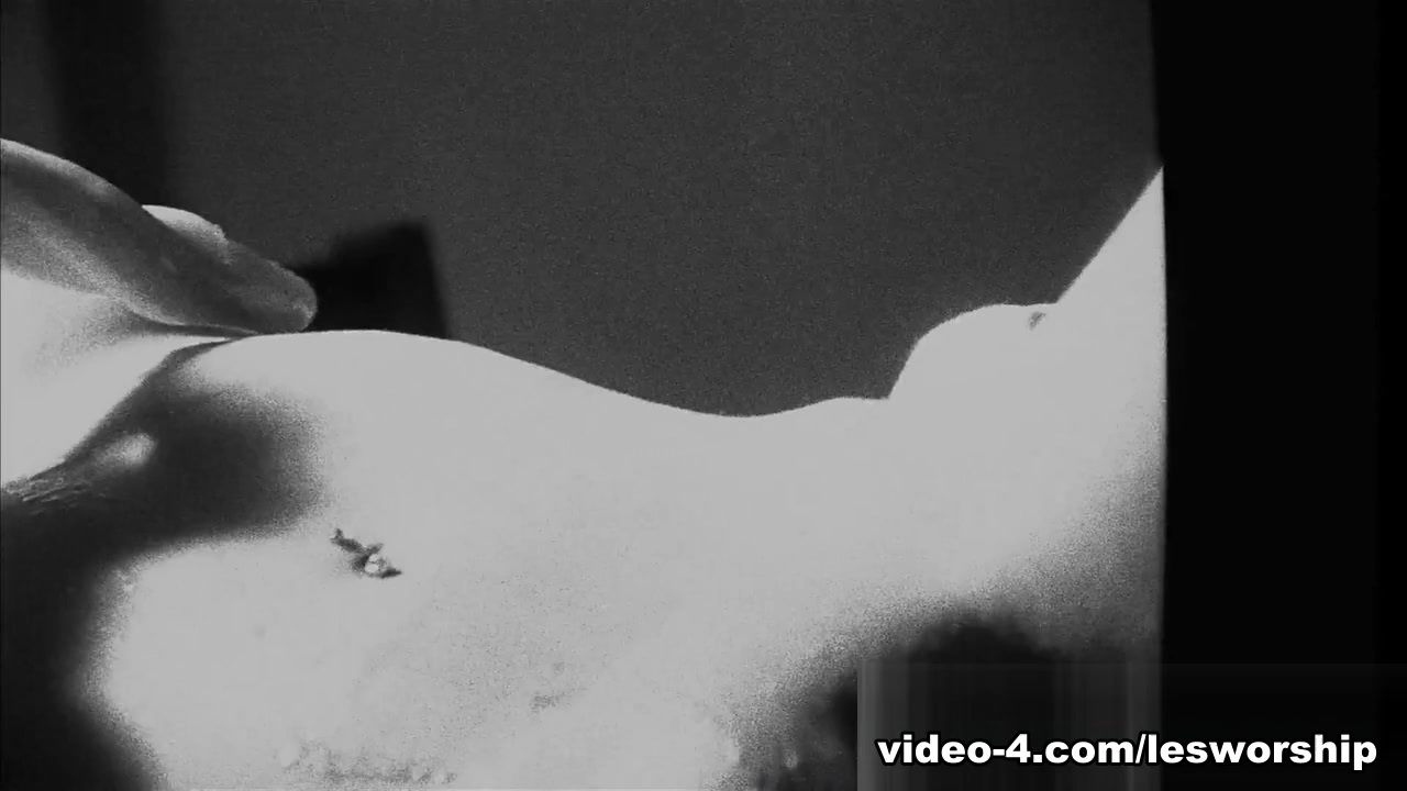 Busty blonde Madison Scott solo masturbates - LesWorship