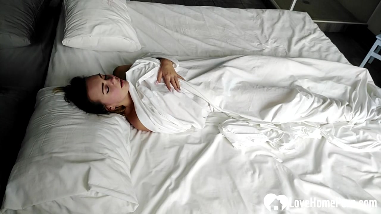 teen 18+ fingering her slit in bed