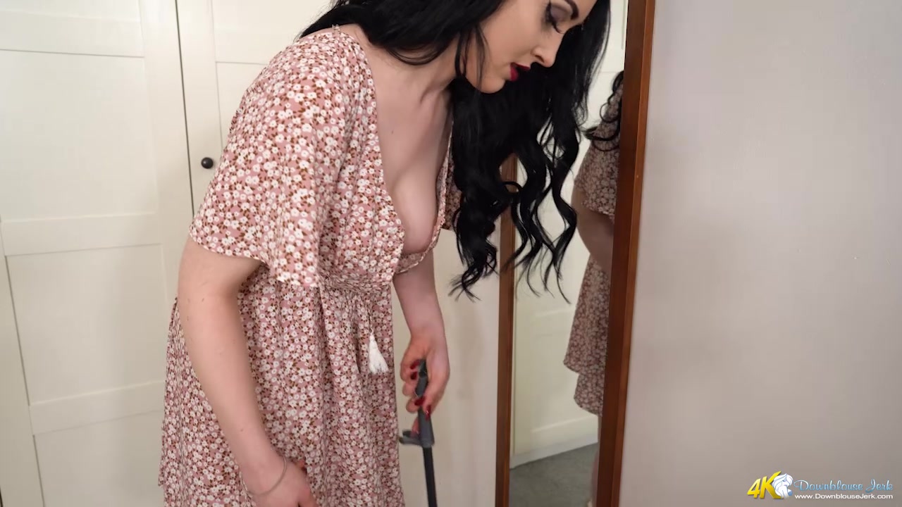 Boob Bonus - DownblouseJerk