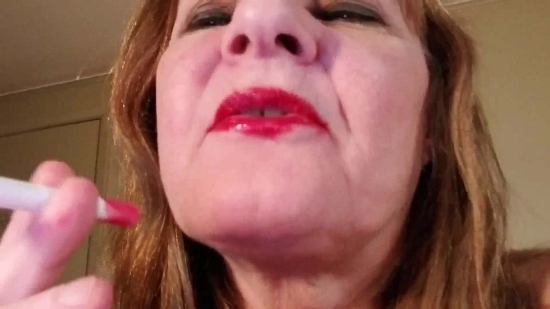 Sensual Red Lips Smoking - TacAmateurs