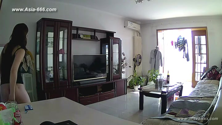 Hackers use the camera to remote monitoring of a lover's home life.225_2