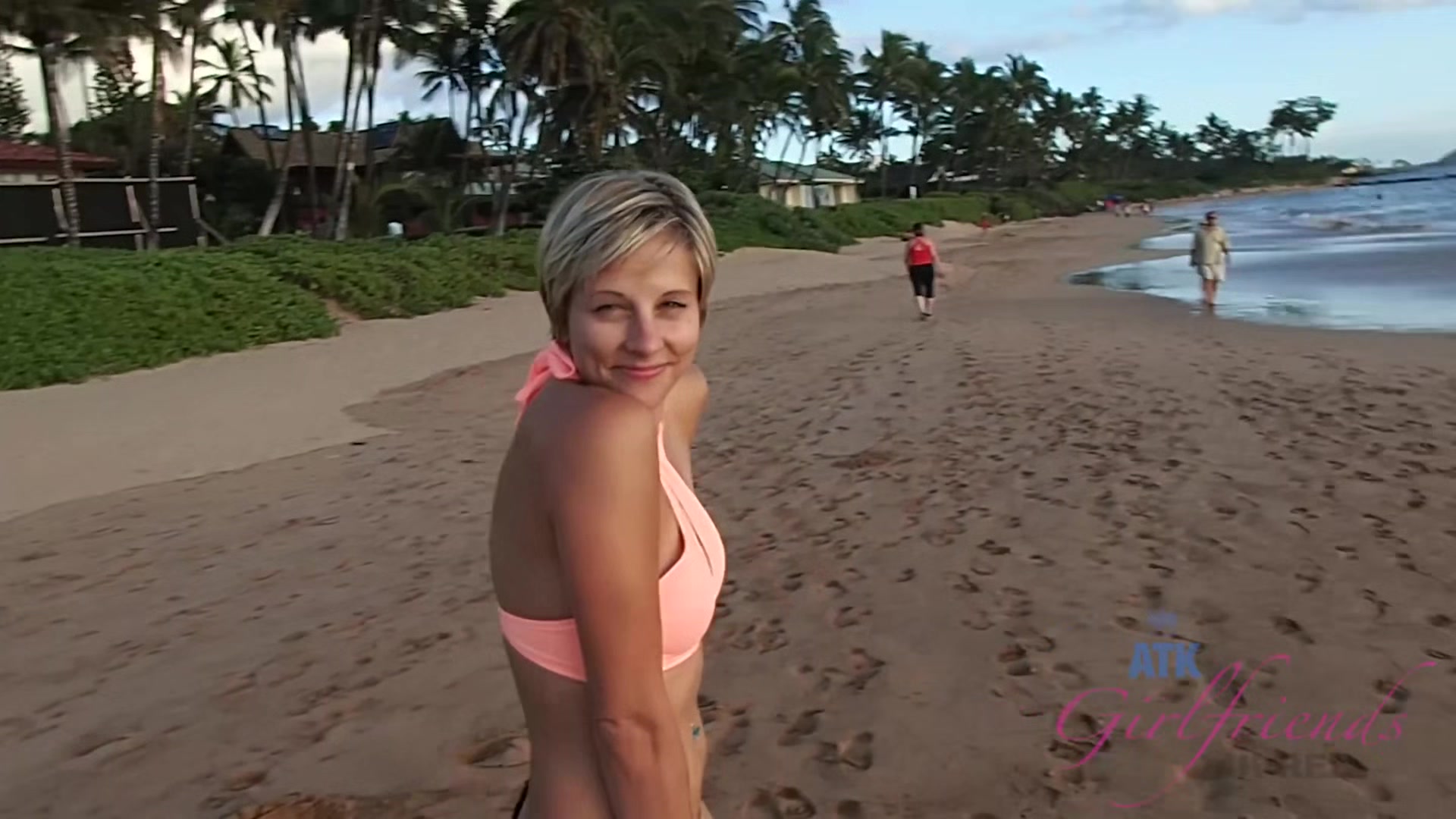 Virtual Vacation On Hawaii With Short Blonde Hair Slut Makenna Blue 1/9