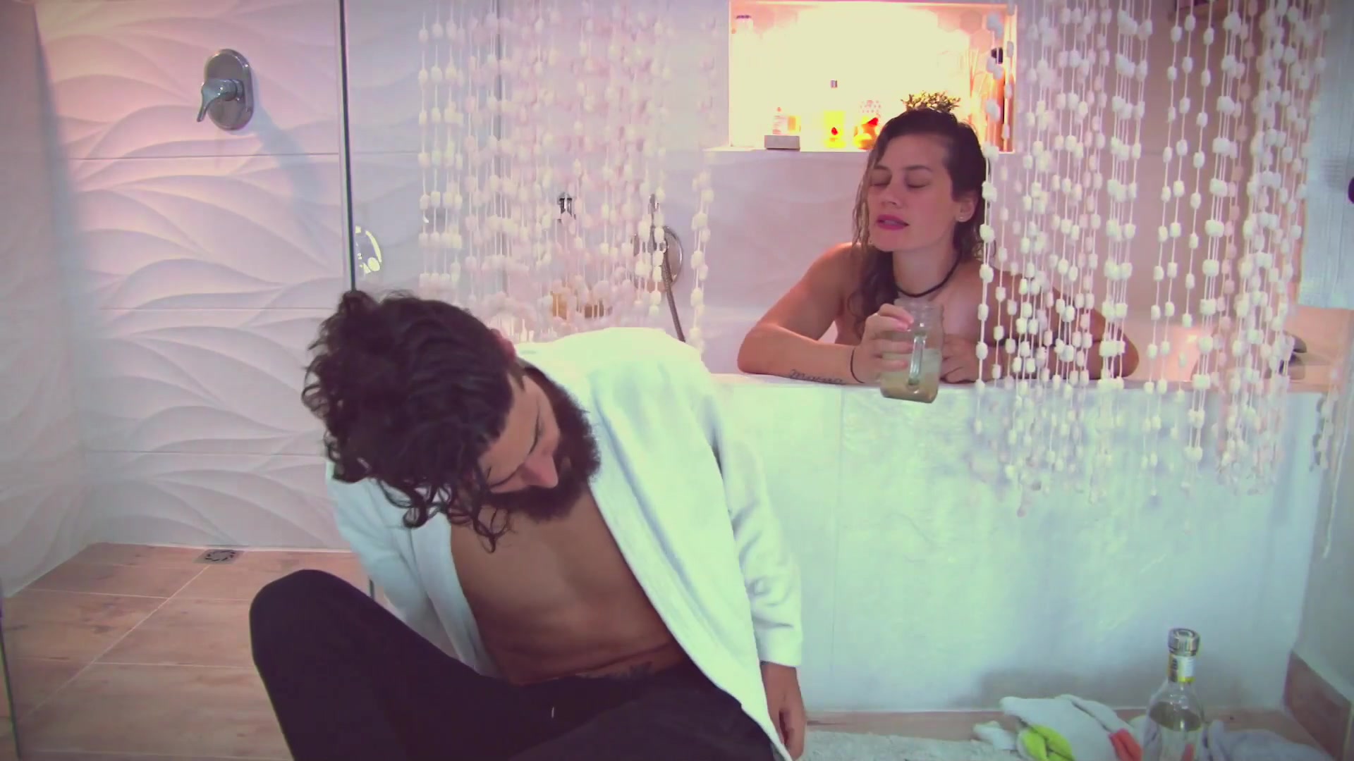 Una Ducha Luego De Las Fiestas - Sex Movies Featuring Andrea Garcia
