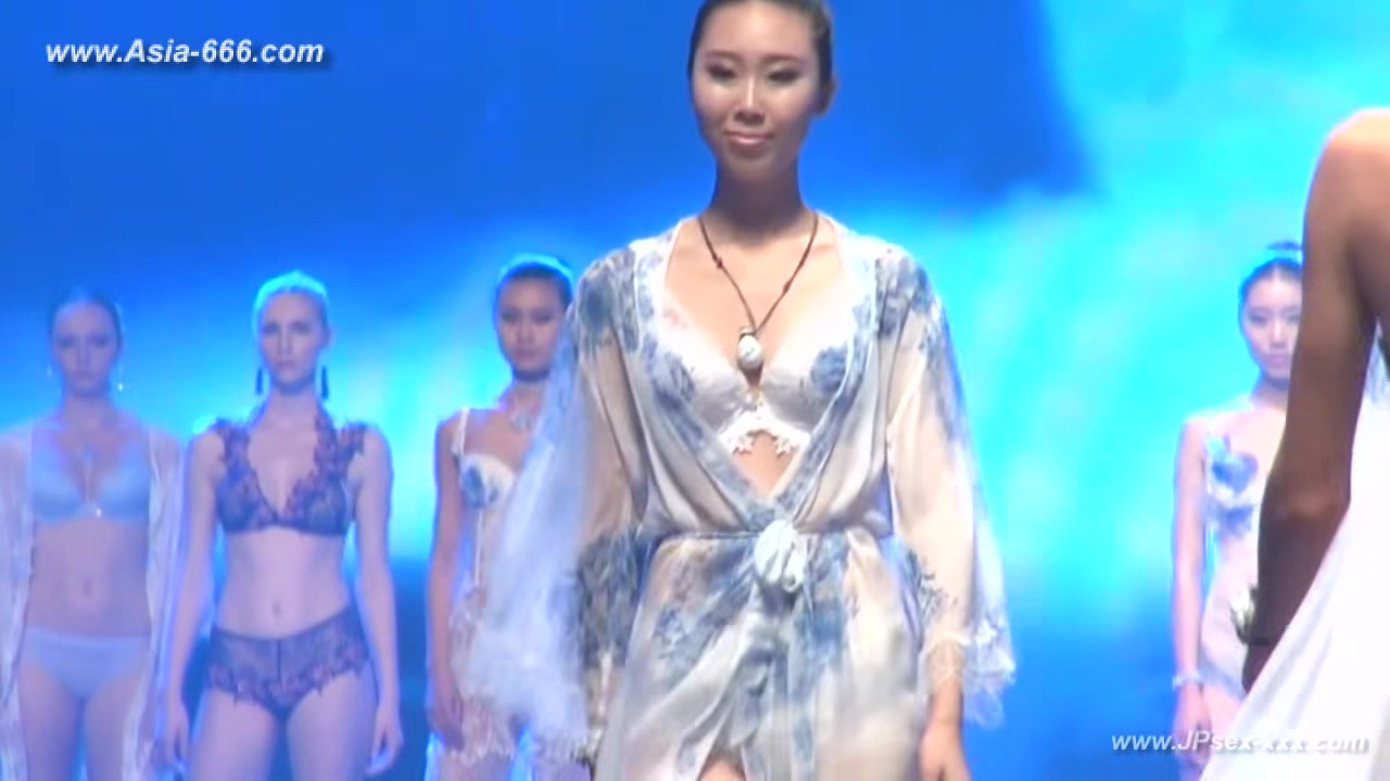 Chinese model in sexy lingerie show.20
