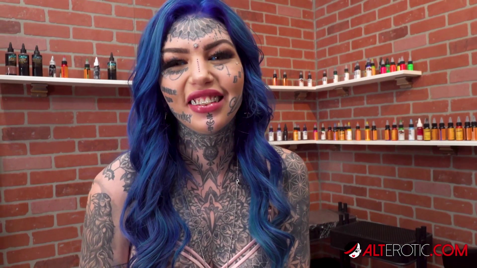 Amber Luke Pays Her Ass Tattoo with Her Pussy - AltErotic
