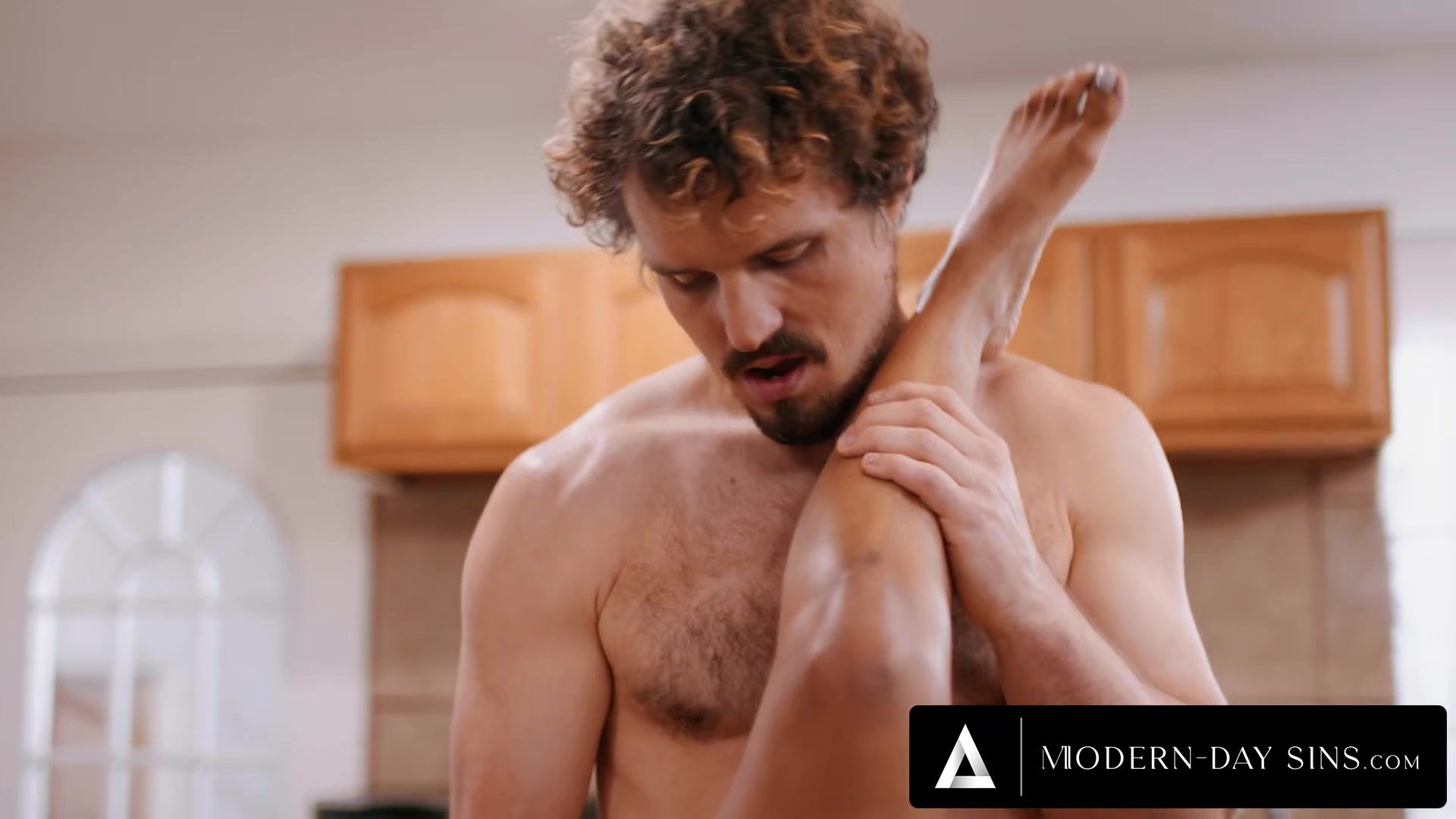 MODERN-DAY SINS - Horny Cali Caliente Has SNEAKY DOUBLE CREAMPIE With Husband & Stepbrother-In-Law!