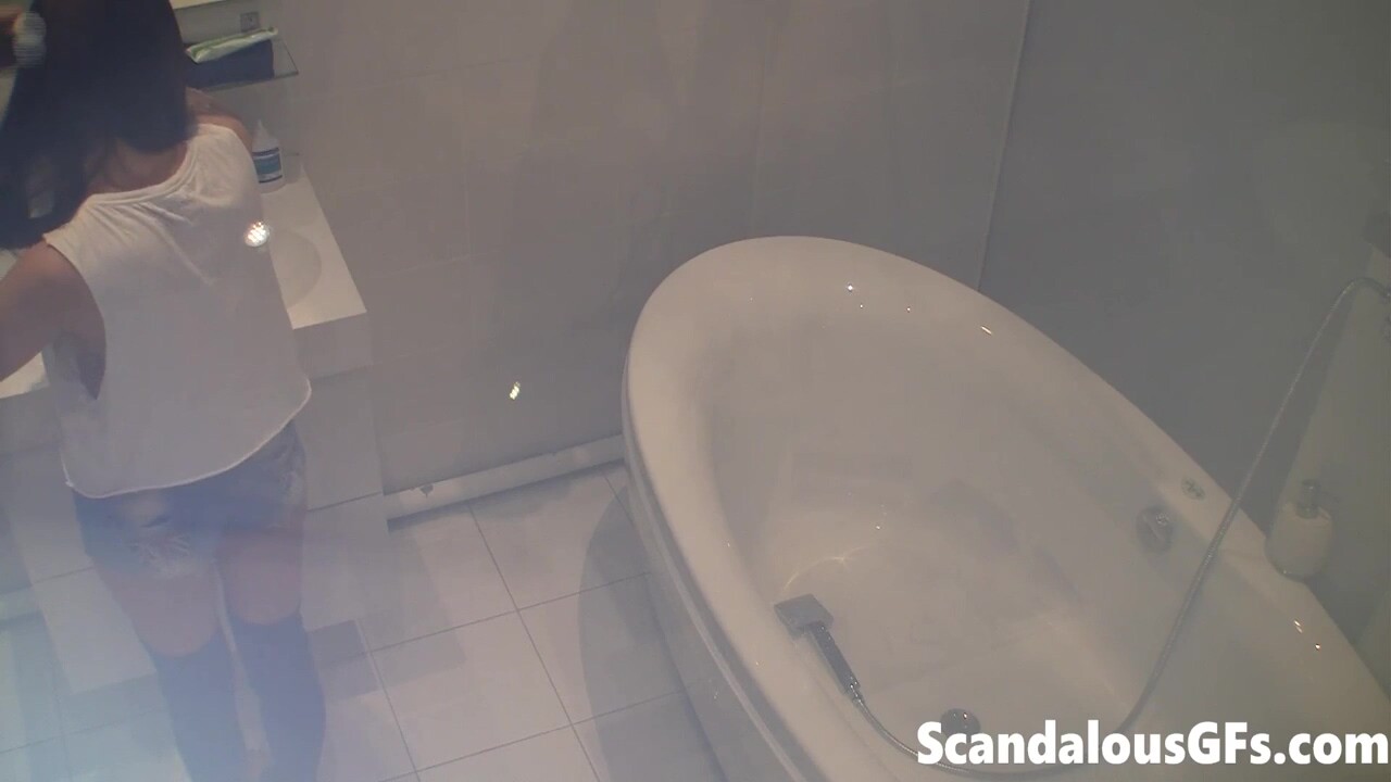 Scarlett Black masturbates in the bath and on the edge