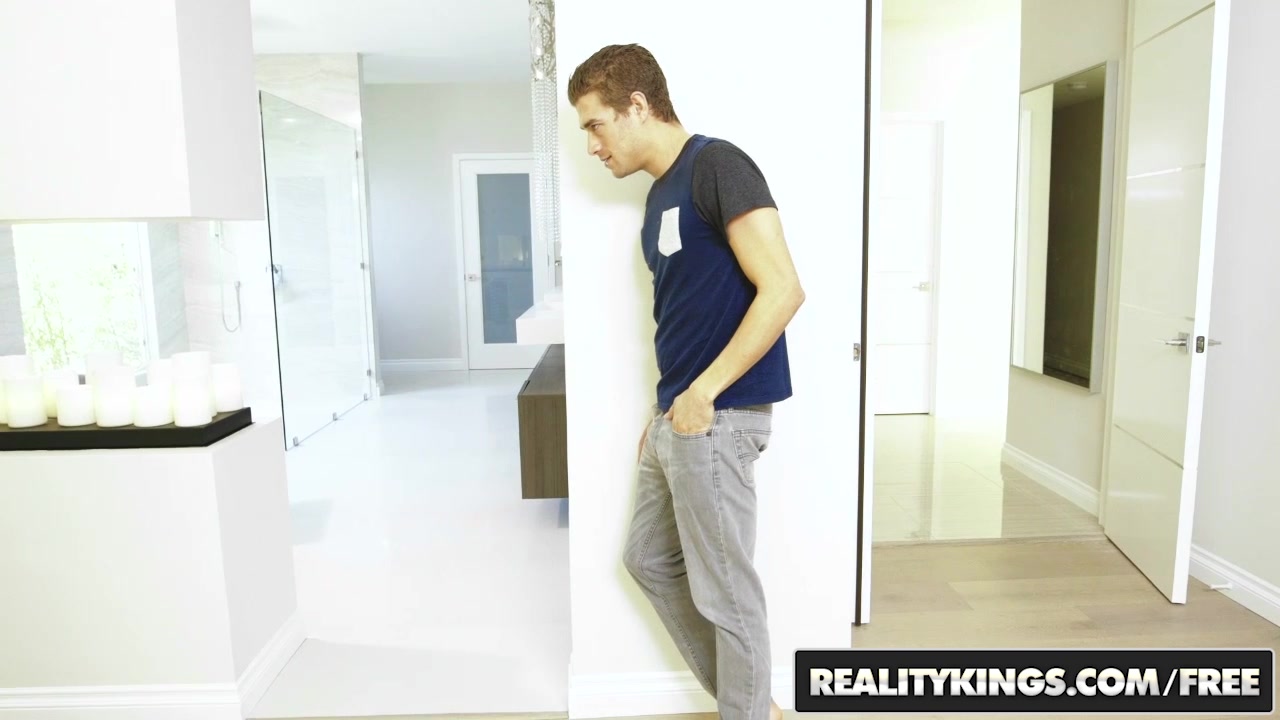 RealityKings - 8th Street Latinas - Carmen Caliente Xander Corvus - Bathroom Duty