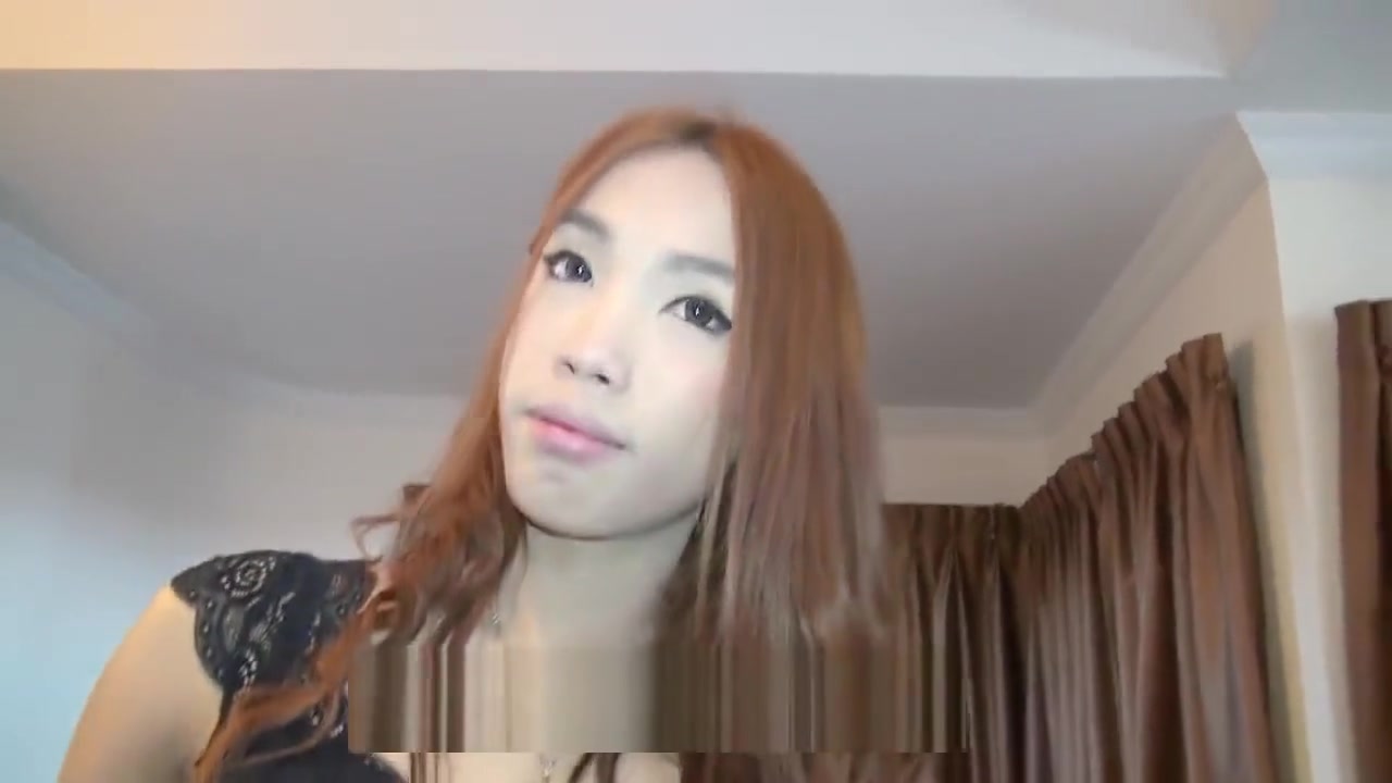 Performance Thai Ladyboy In Gold Pants