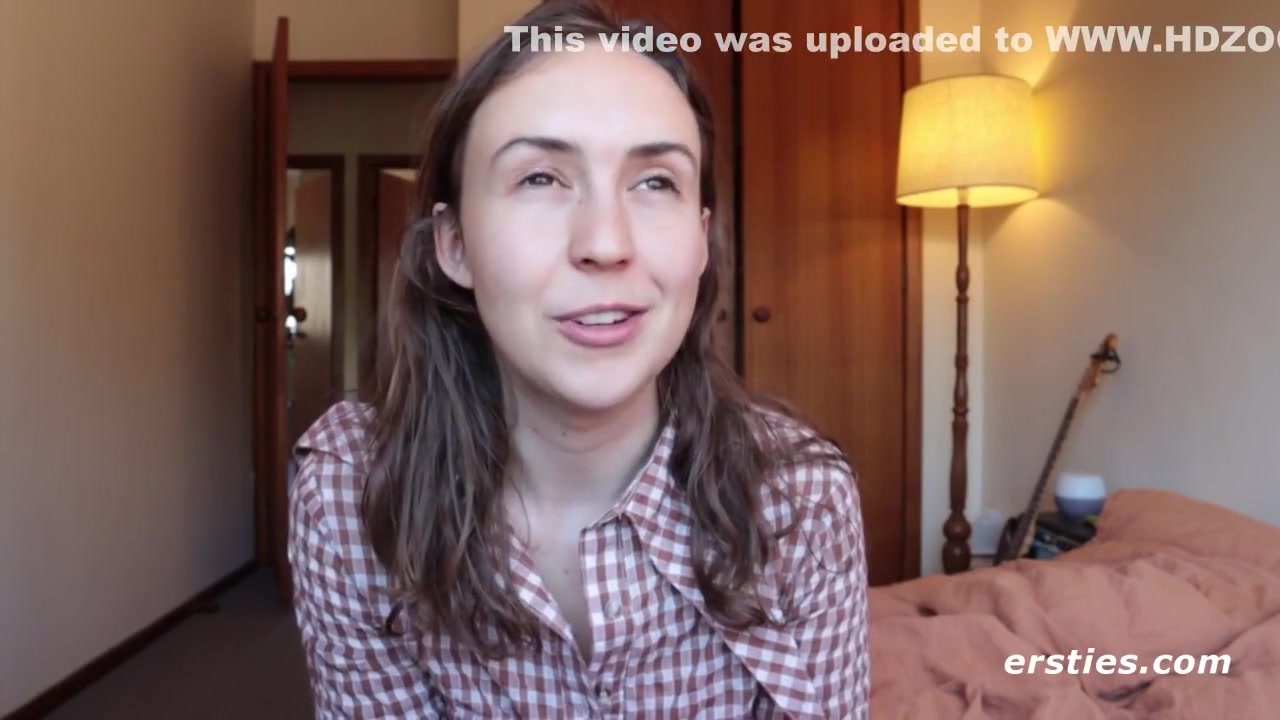 Sexy Babe Gives Us A Sexy Tour
