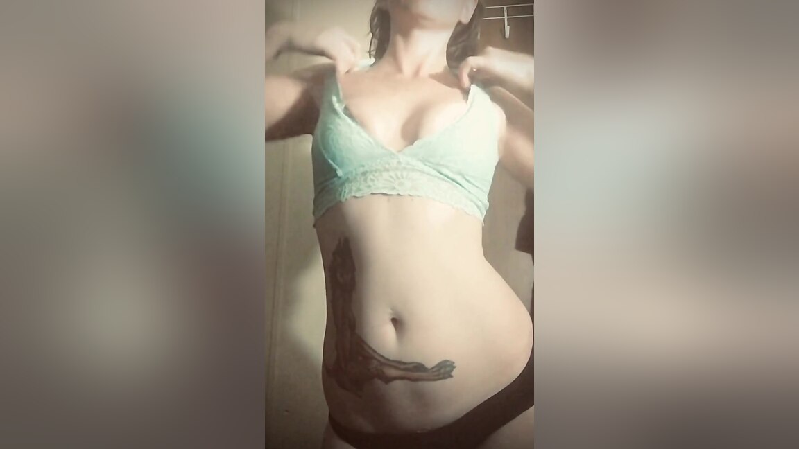 Sexy Girlfriend Striptease - Ladythetramp