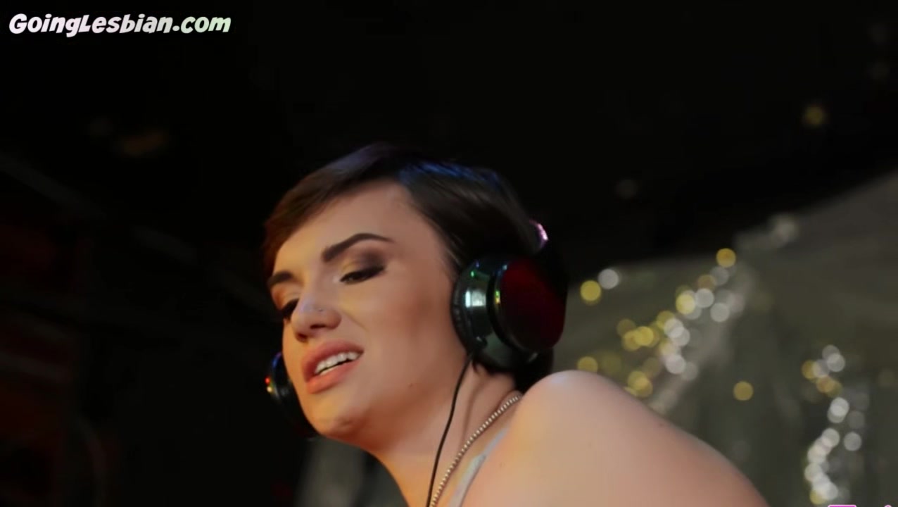Facesitting 19yo dyke seduces BFF lesbo in 69 position