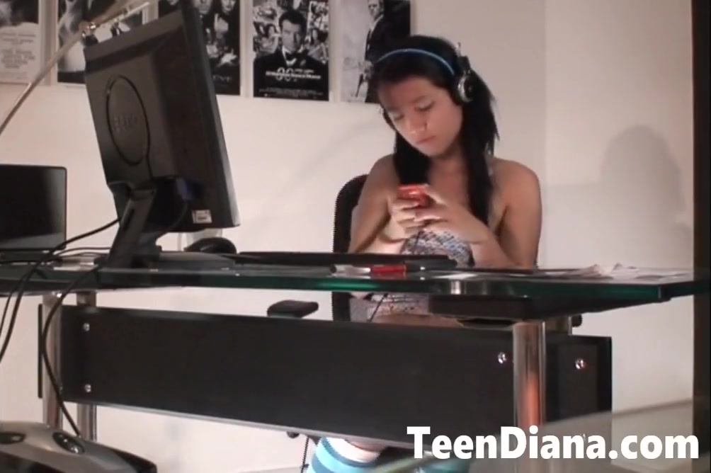 Horny Solo teen 18+ Dj Babe Masturbates