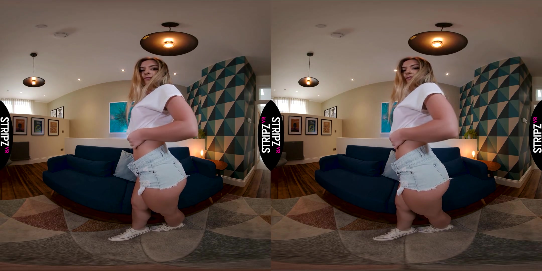 Elle Hunter in Banging Boobs - StripzVR