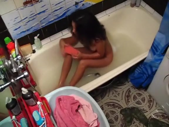 Tanned solo chick in the bathtub