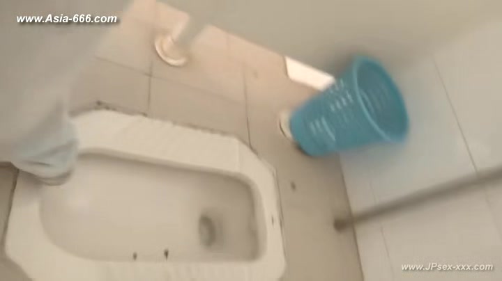 chinese girls go to toilet.126