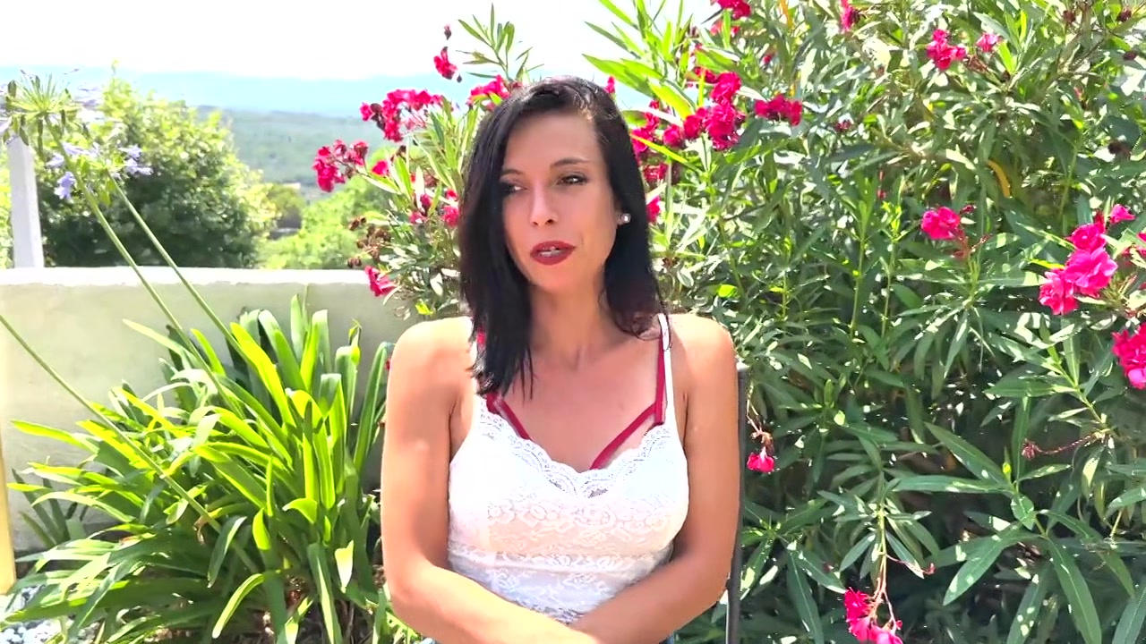 At the height of Claudia's expectations, 23 years old ... - Jacquie et Michel TV