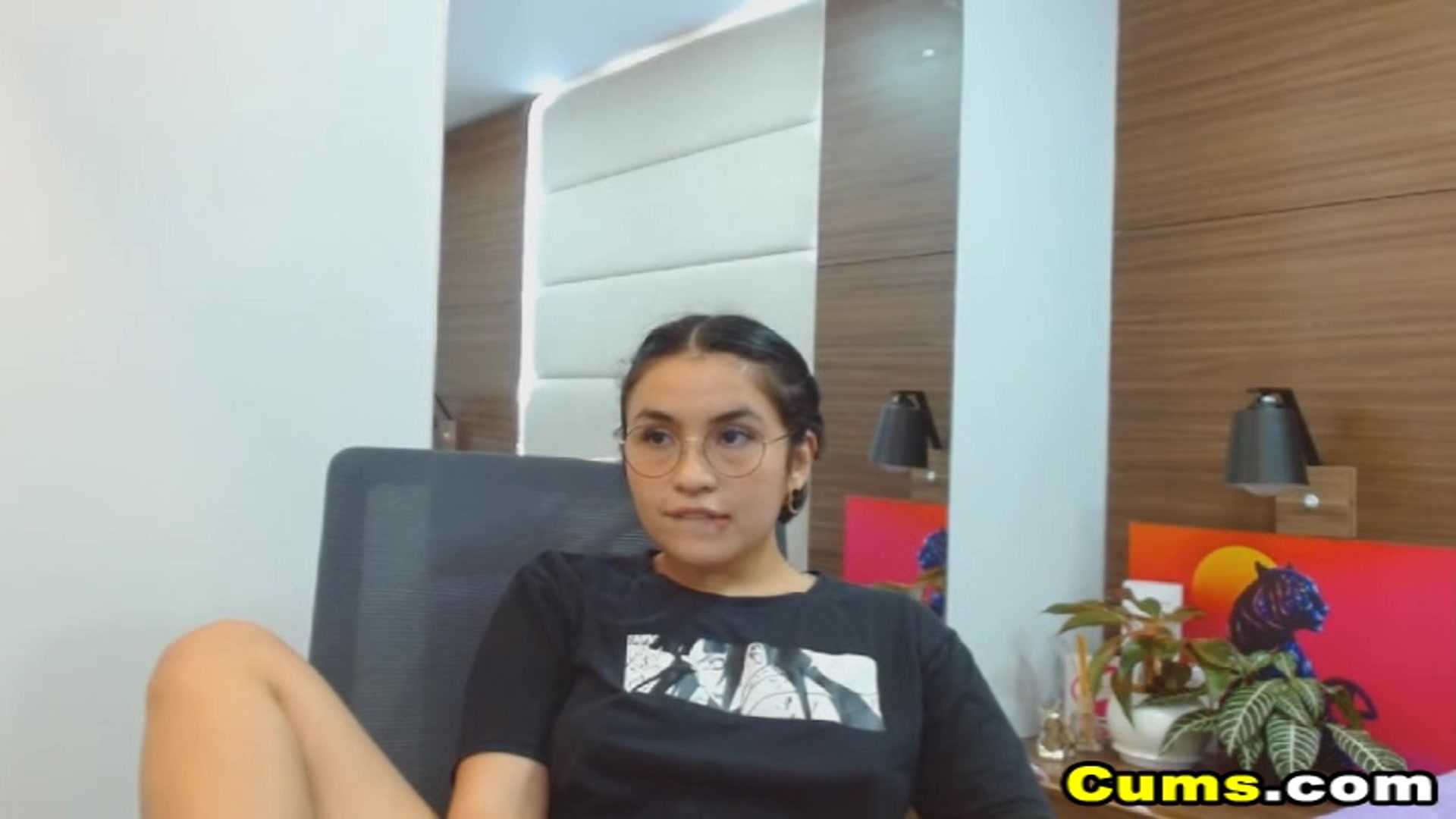 Babe Loves To Fuck A Big Dildo