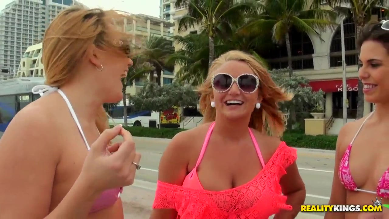 Amateur sluts get naughty for some cash