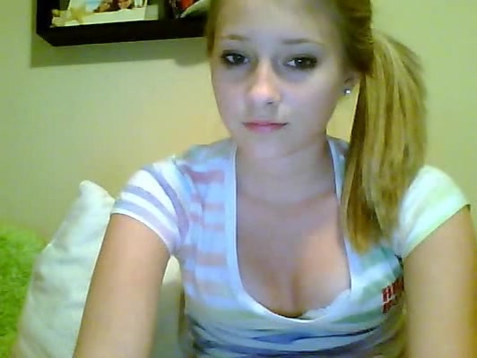 Young blonde babe shoves three fingers at time