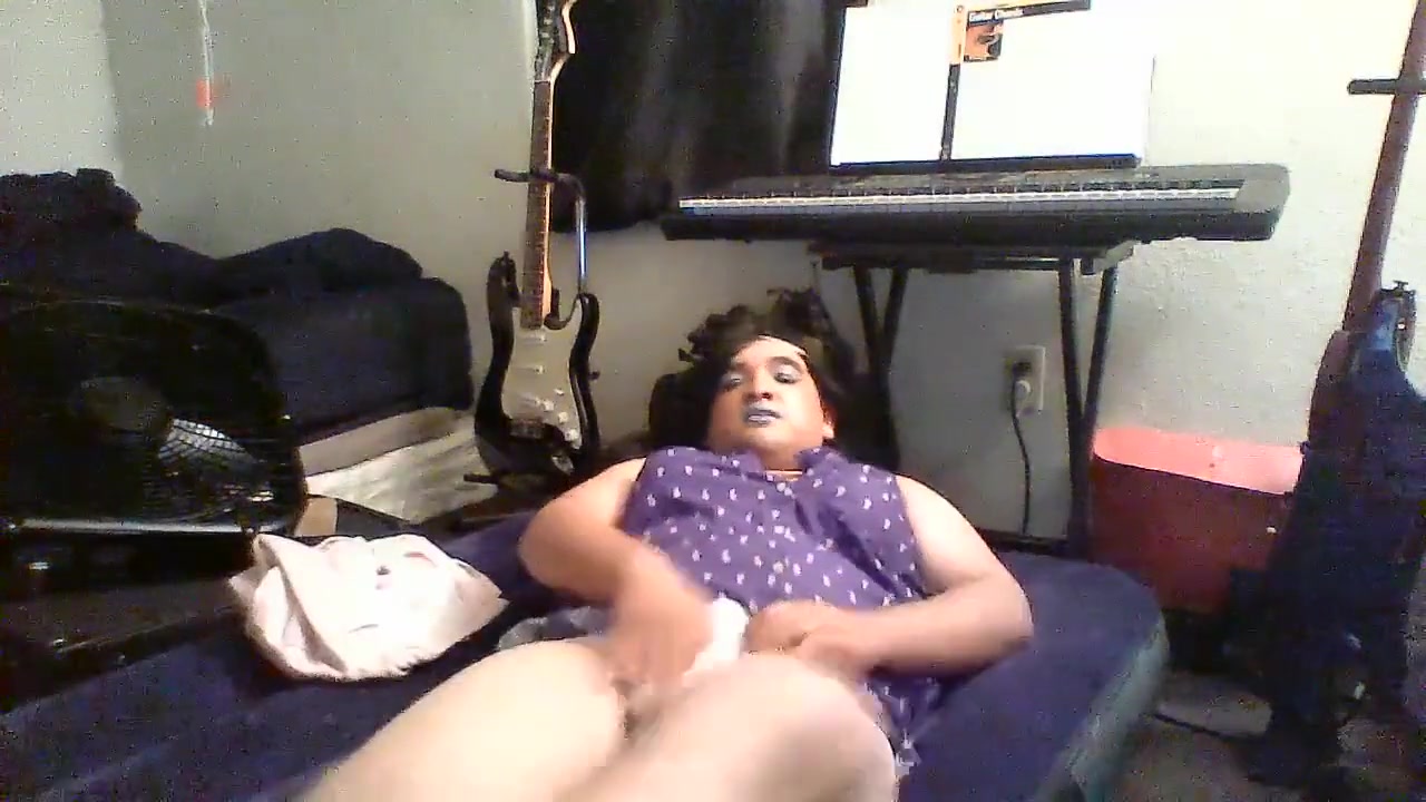Amateur crossdresser tries to be sexy