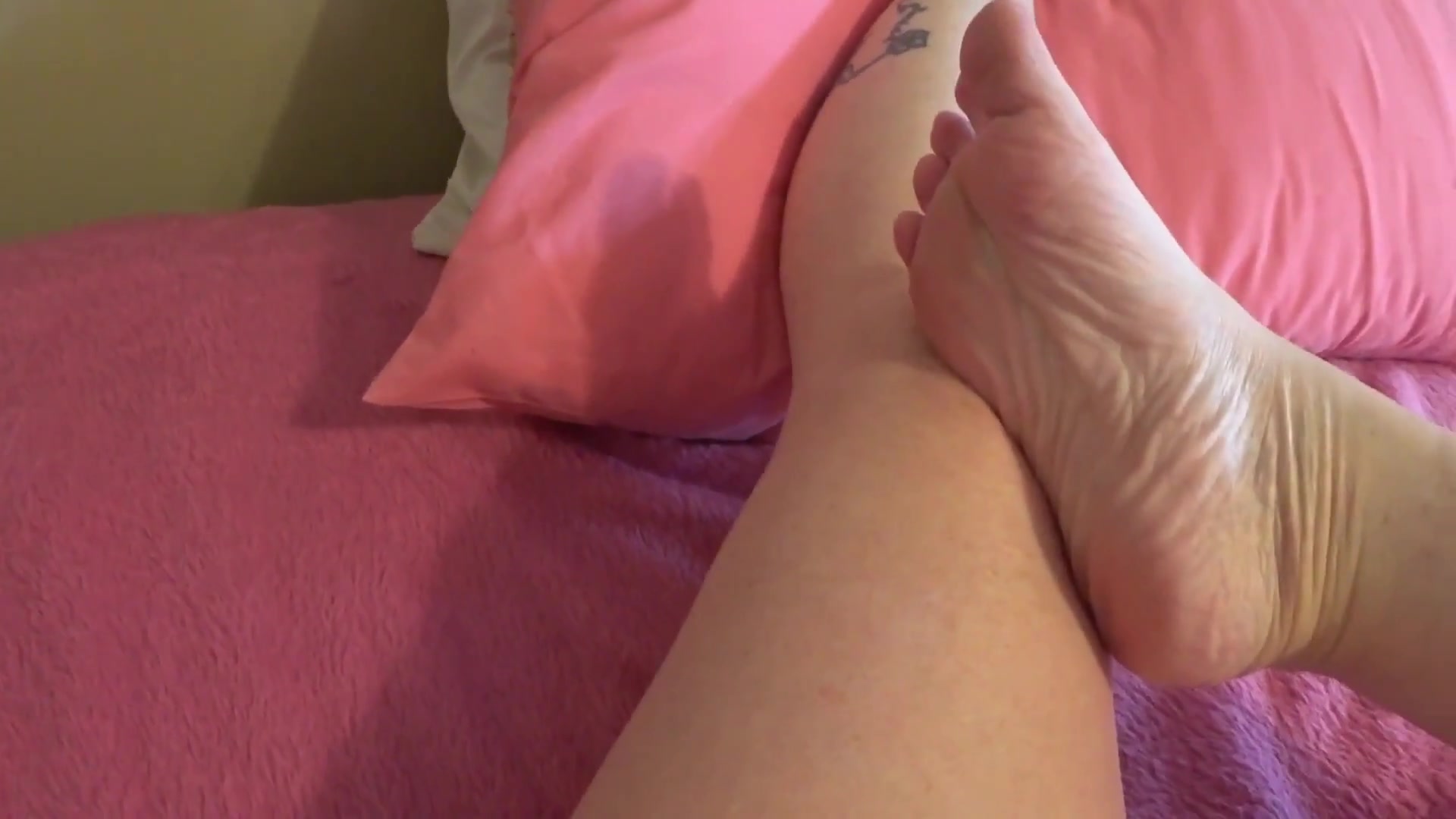 POV For Foot Lovers Sensual Tease - CougarBabeJolee
