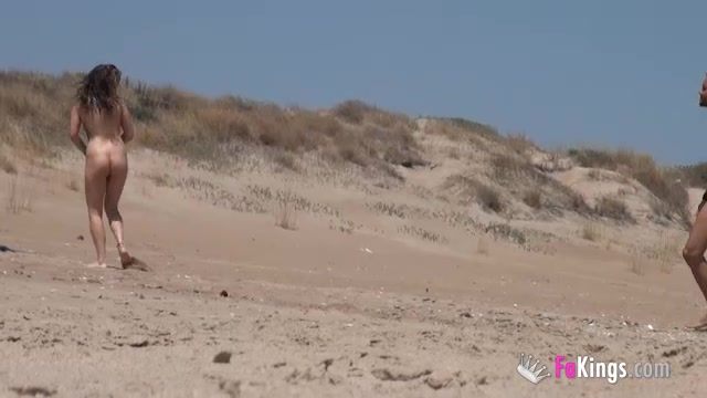 She fucks a guy in a beach full of