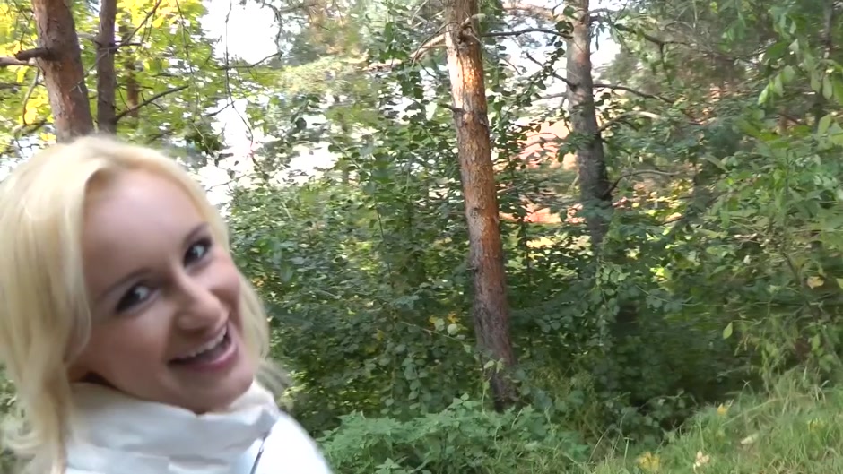Blonde slut enjoys anal sex in the outdoors