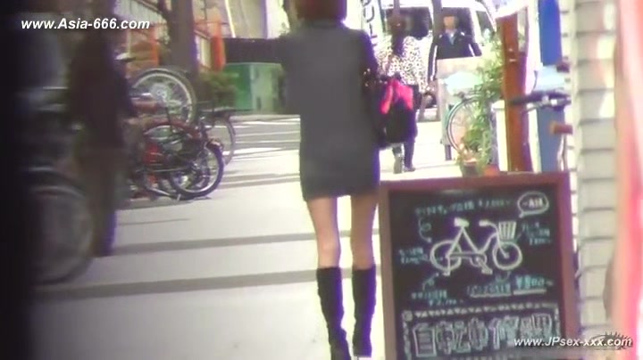 japanese girl peeing outdoor.41