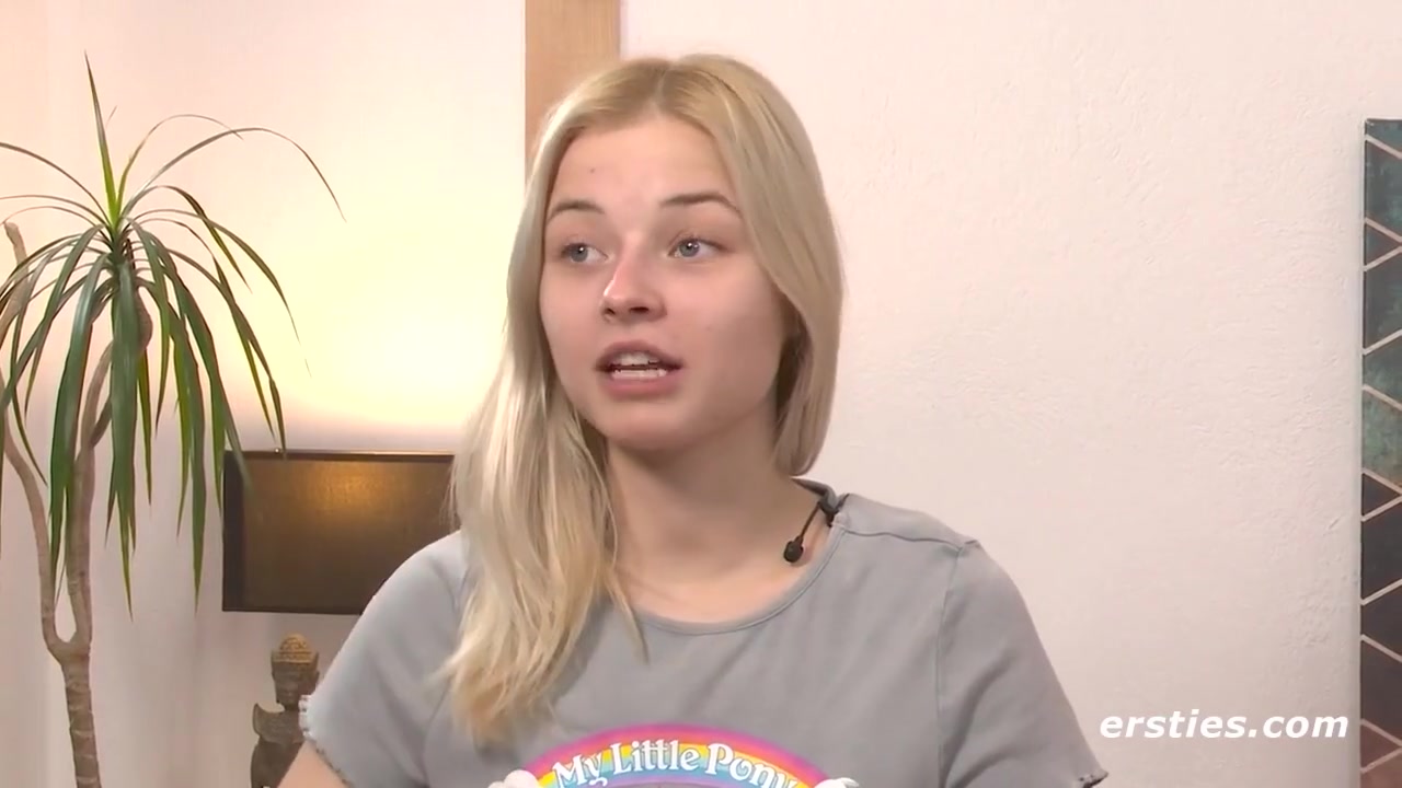 Sexy Babe Bianca Rubs Herself Down