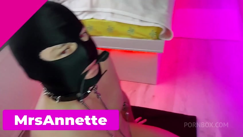 PUSSY EATS. FOOTFETISH. THE SERVICE OF THE GODDESS. LICKING SHOES. FEMDOM - PissVids