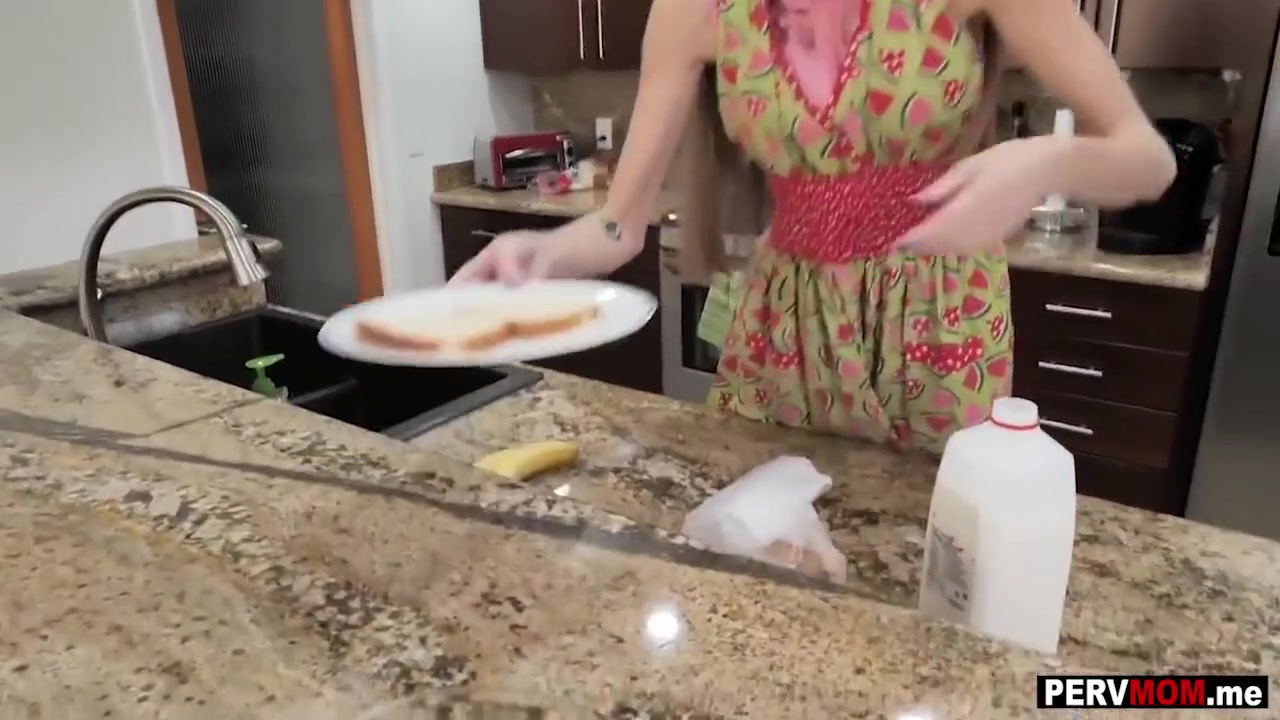 Step mom Made Me Breakfast And Sucked Me Off Before School