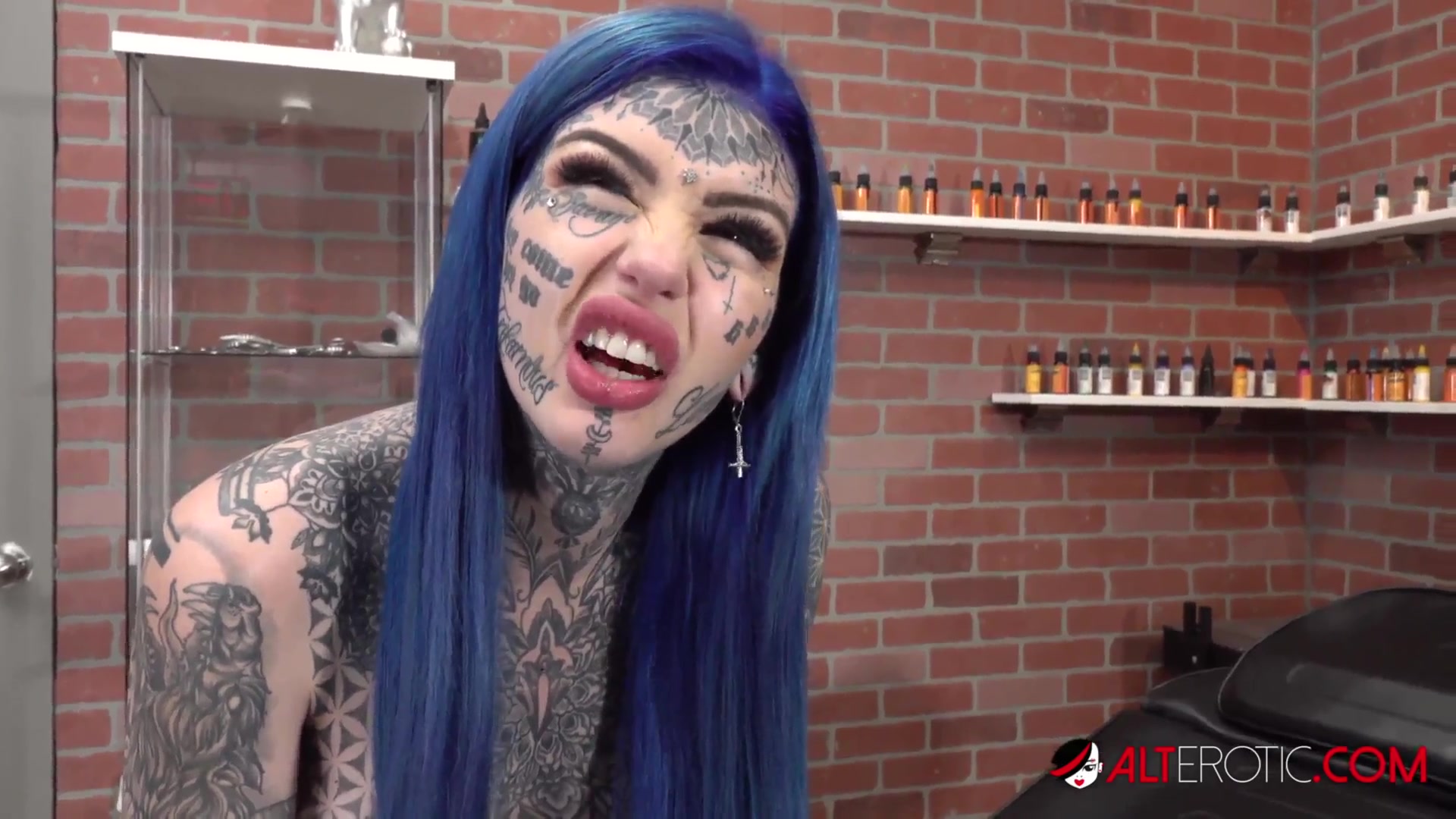 Amber Luke Gets Her Nose Tattooed!