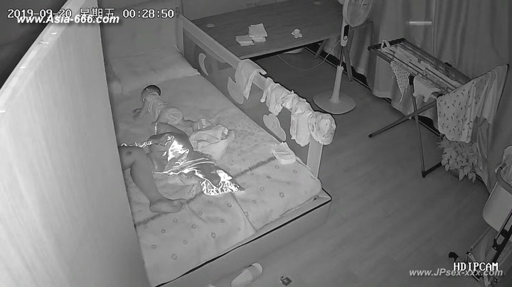 Hackers use the camera to remote monitoring of a lover's home life.357_2