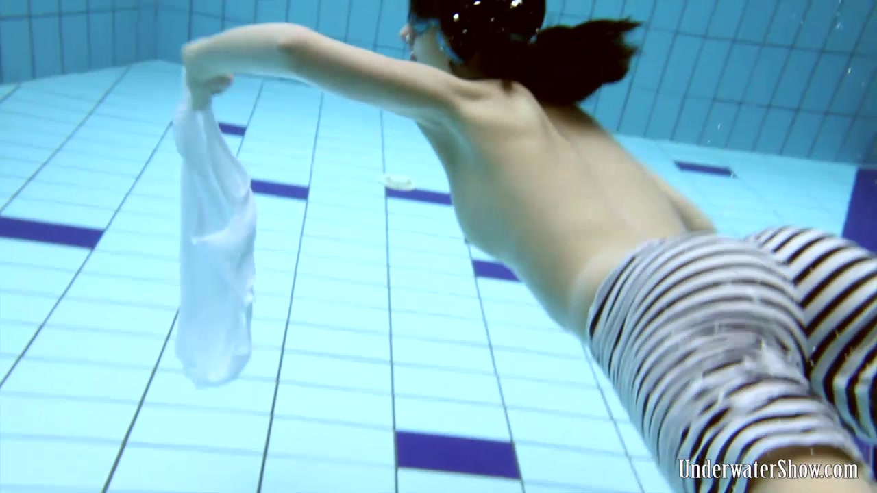 UnderwaterShow Video: Vera in the pool