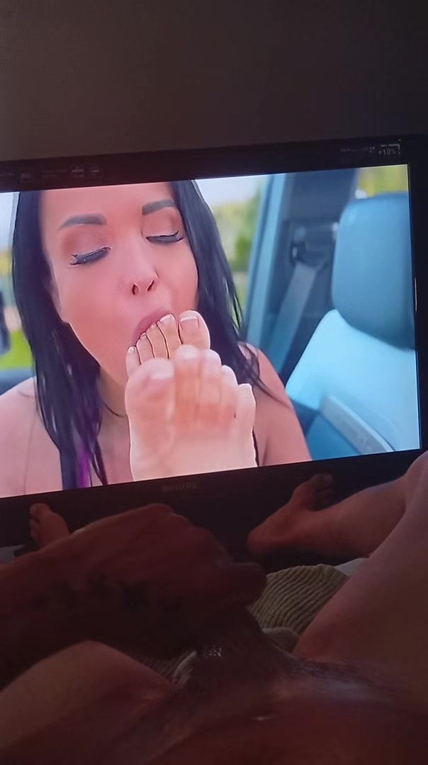 Pleasure my self to sexy toe sucking