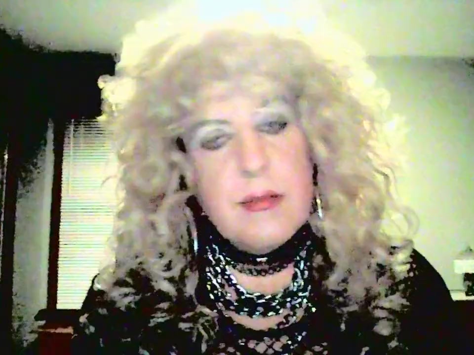 MzRoxy smoking fetish tranny