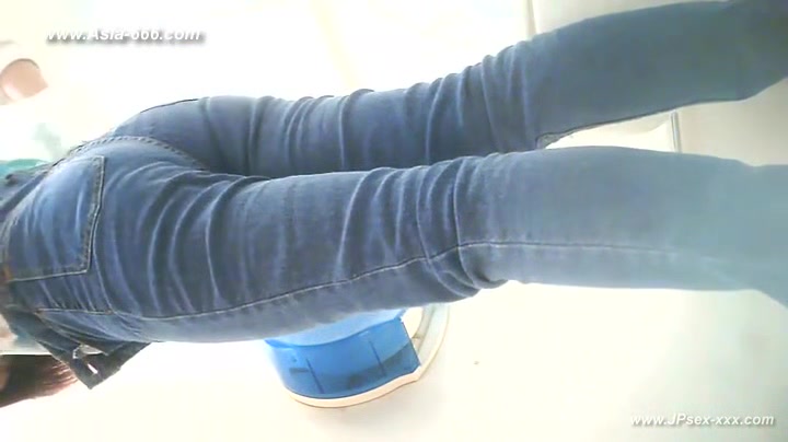 peeping thai girls go to toilet.6