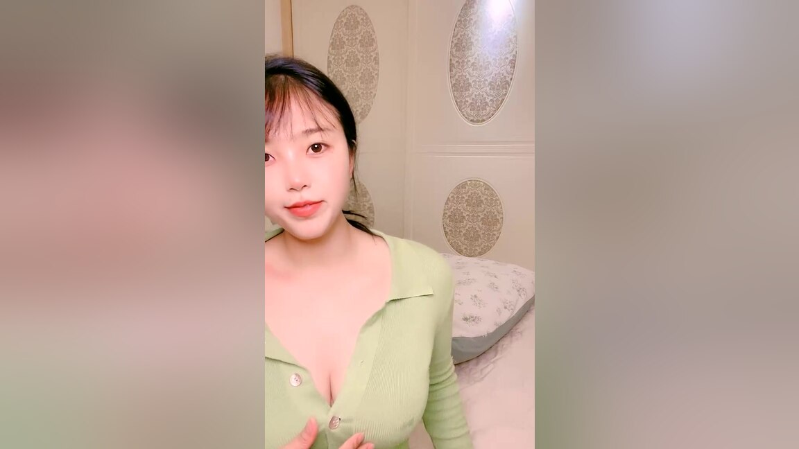 Dogstyle sex with a hot Asian babe.