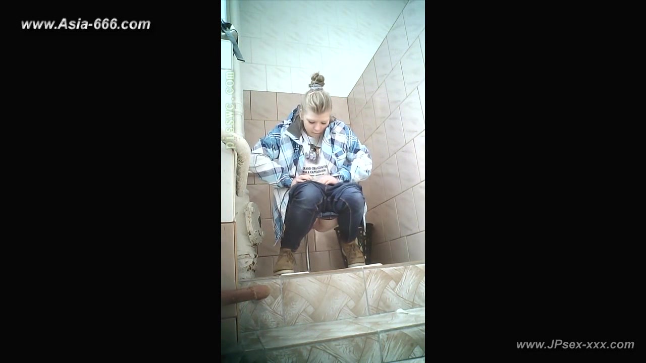 peeping blondes go to toilet.46