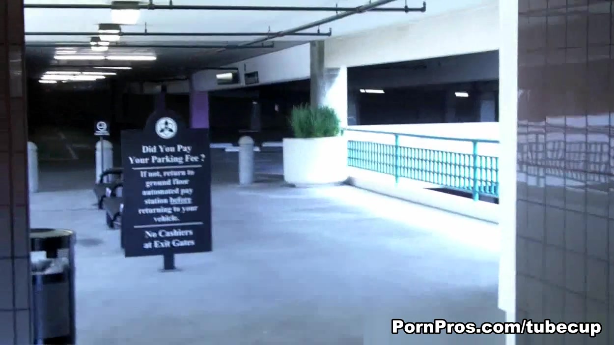 Hot Blonde Gives Show - PornPros