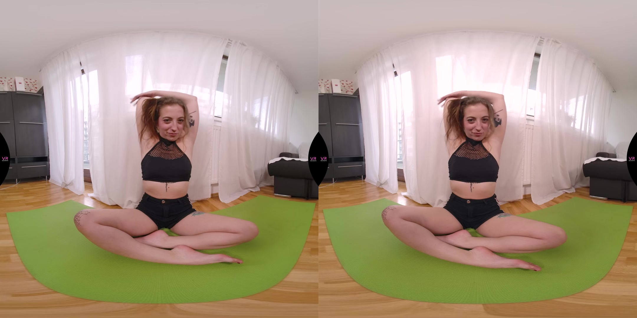 Juicy Venom Training Her Pussy - VRSexperts